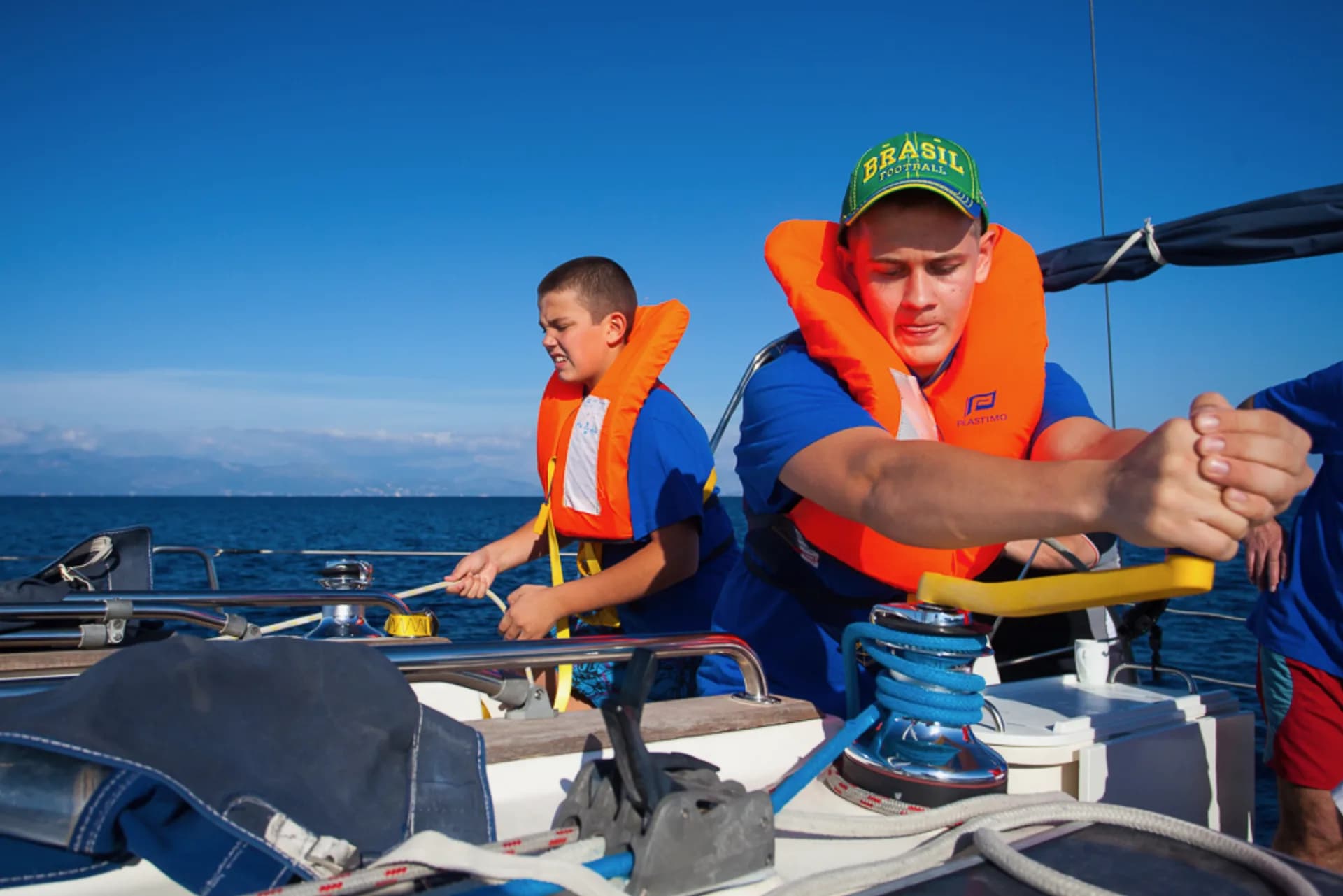 Купание у борта яхты в Ионическом море