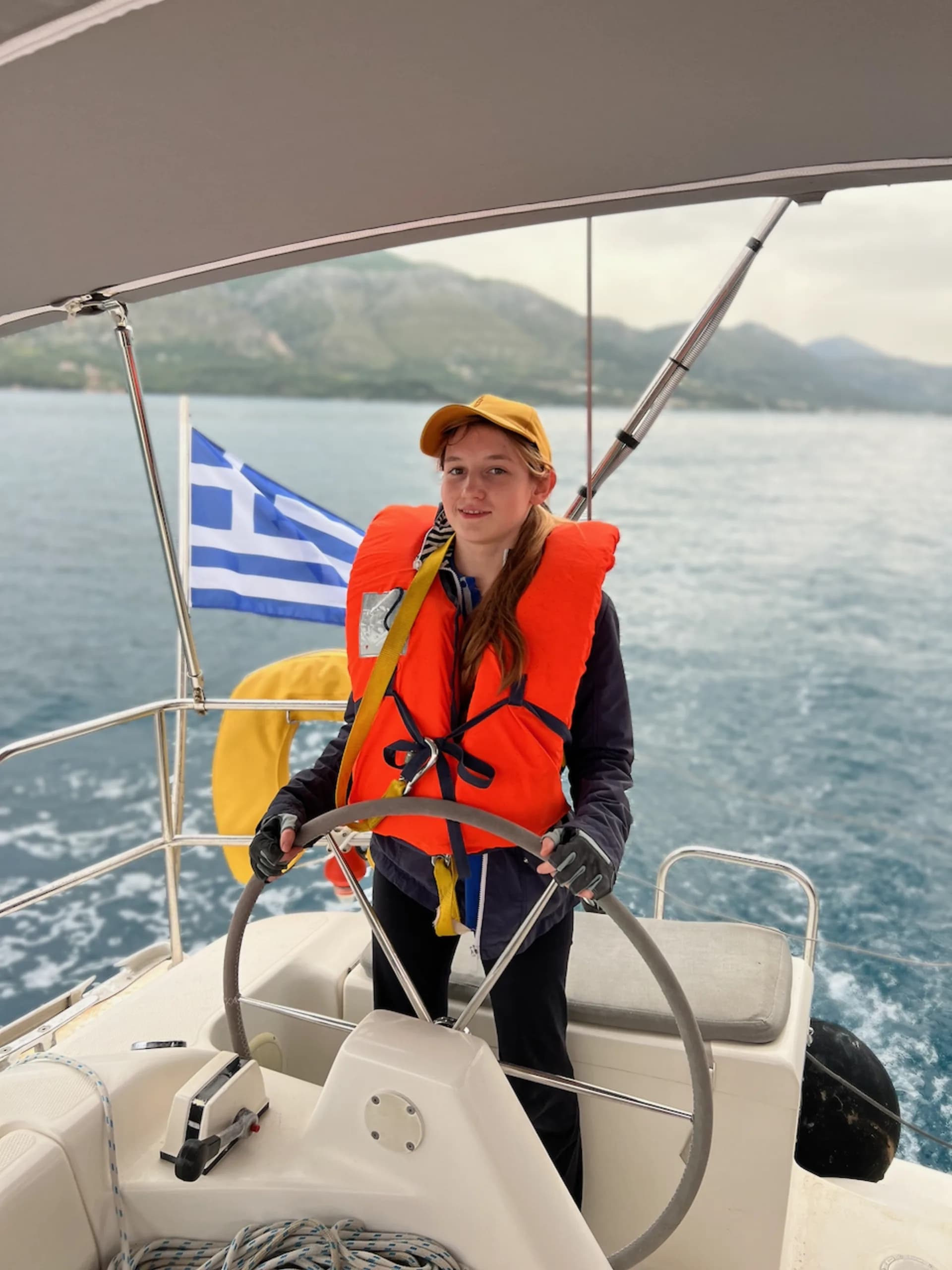 Девочка за штурвалом яхты — морской лагерь Корфу
