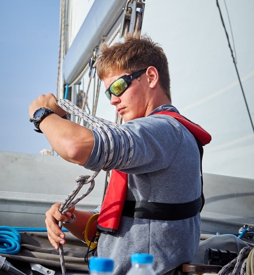 Курсант NaviClub за штурвалом яхты — самостоятельность и характер