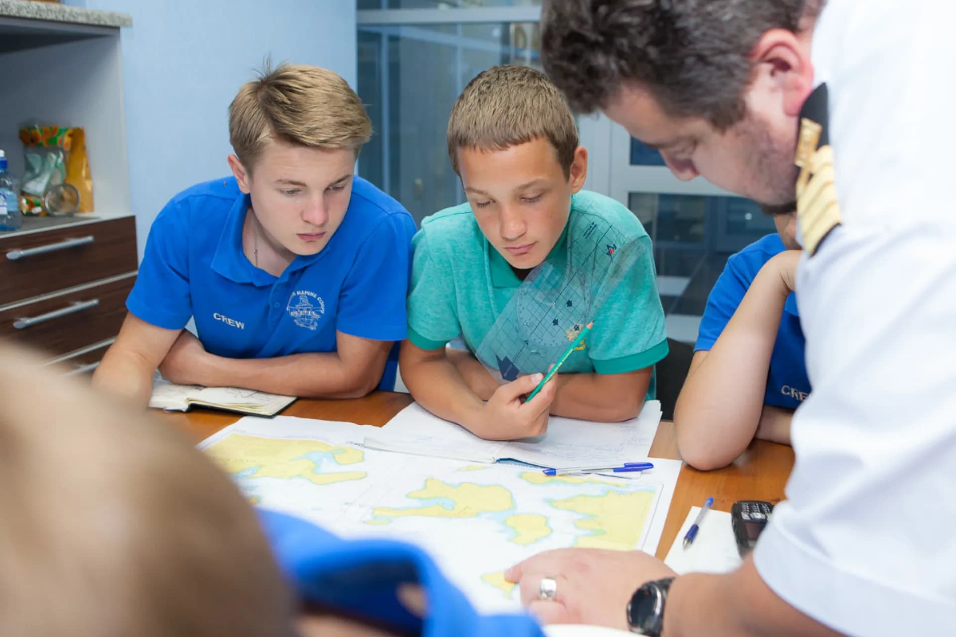 Ученик за навигационными картами — Школа Капитанов