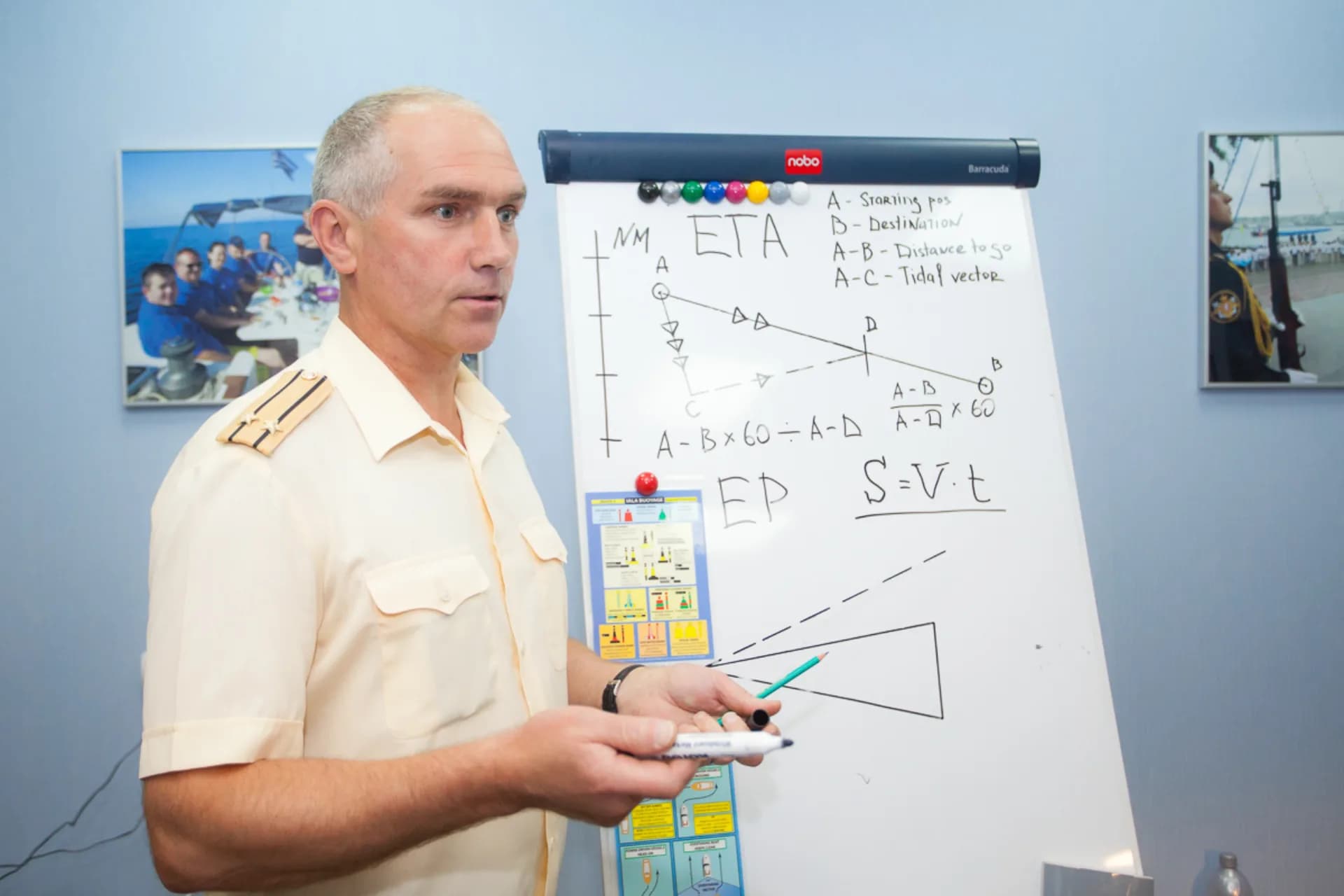 Курсант за штурвалом тренажёра — НавиКлуб