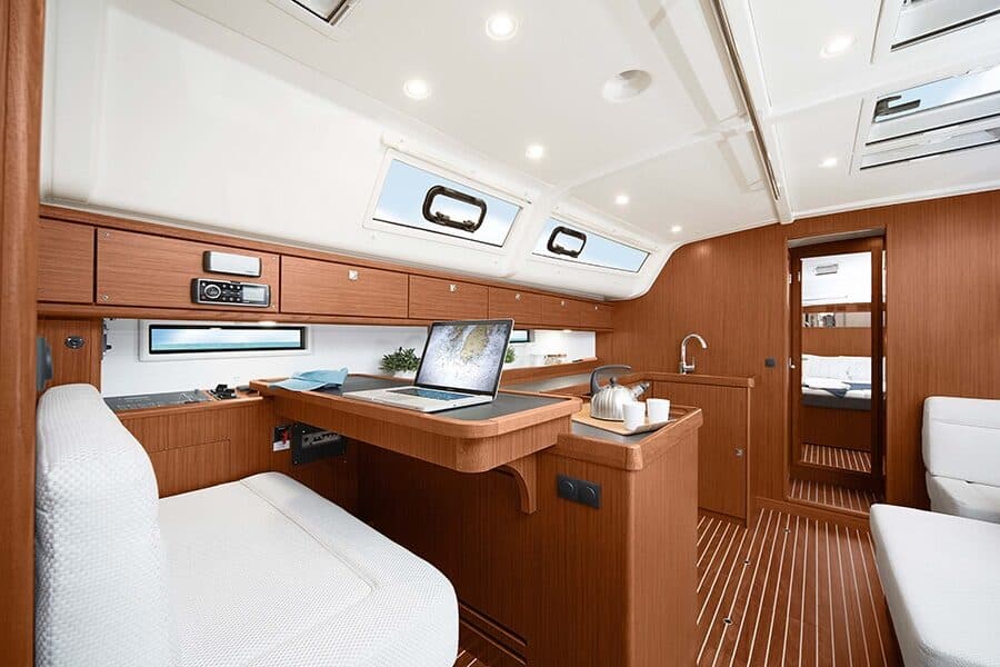 Bavaria Cruiser 51 — навигационный угол