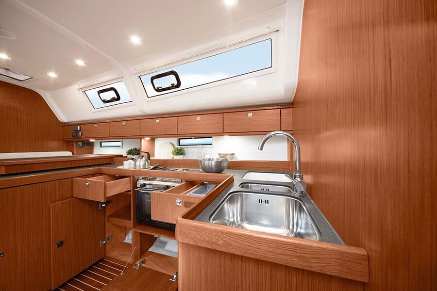 Bavaria Cruiser 51 — камбуз